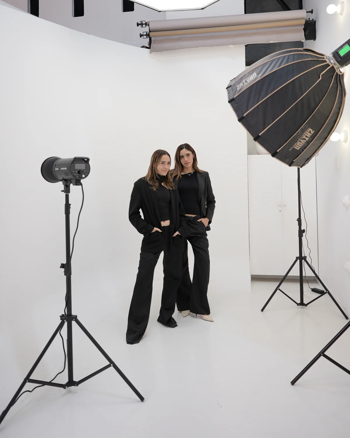 Usma Syed y Angela Kubota, fundadoras de MindLab, en el estudio